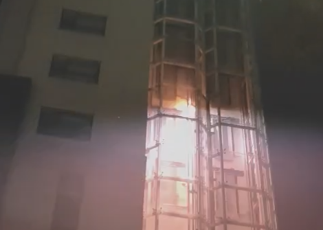 河南郑州一酒店观光电梯运行中起火